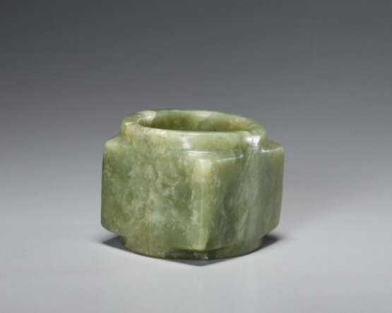 A BEAUTIFUL, THOROUGHLY POLISHED PLAIN CONG OF SQUARE SHAPE CARVED FROM EMERALD GREEN JADE - фото 1