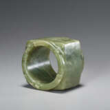 A BEAUTIFUL, THOROUGHLY POLISHED PLAIN CONG OF SQUARE SHAPE CARVED FROM EMERALD GREEN JADE - фото 5