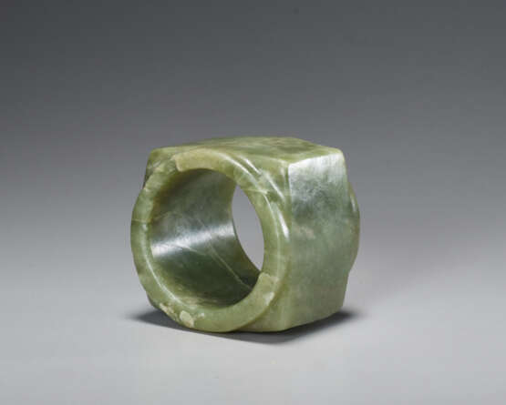 A BEAUTIFUL, THOROUGHLY POLISHED PLAIN CONG OF SQUARE SHAPE CARVED FROM EMERALD GREEN JADE - Foto 5