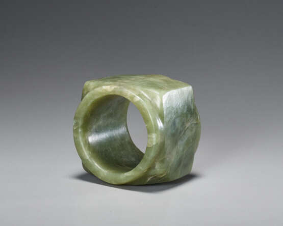A BEAUTIFUL, THOROUGHLY POLISHED PLAIN CONG OF SQUARE SHAPE CARVED FROM EMERALD GREEN JADE - photo 6