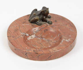 Bronze Frosch auf Porphyr Schale