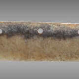 A DAO, OR KNIFE-SHAPED BLADE, WITH FIVE FASTENING HOLES, CARVED FROM A MULTI-COLOURED JADE WITH A WHITE STRIPE - фото 2