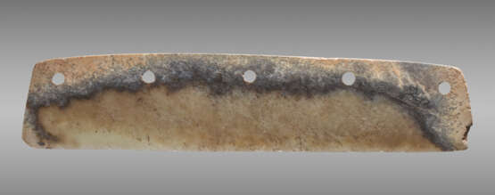 A DAO, OR KNIFE-SHAPED BLADE, WITH FIVE FASTENING HOLES, CARVED FROM A MULTI-COLOURED JADE WITH A WHITE STRIPE - фото 2