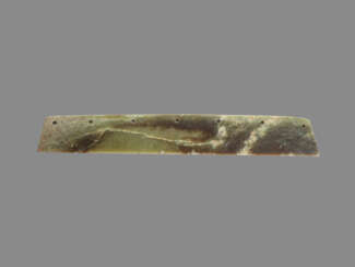 AN EXCEPTIONALLY RARE 60 CM LONG CEREMONIAL BLADE IN THE
SHAPE OF A LARGE KNIFE WITH SEVEN FASTENING HOLES CARVED
FROM A BRILLIANT GREEN VARIETY OF JADE 