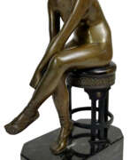 Ludwig Vordermayer. Bronze Skulptur “SANDALENBINDERIN“, um 1900, Vordermayer Ludwig (1868-1933)