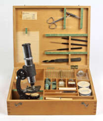 Mikroskop mit Zubehör im Holzkasten