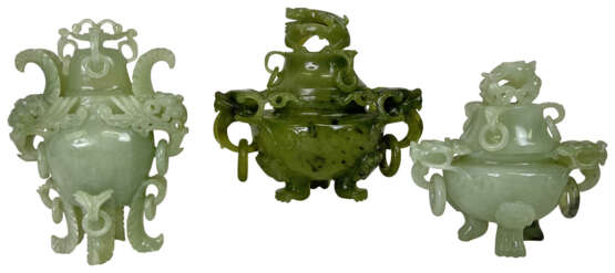 Eine Gruppe aus drei Jade Deckelvasen - фото 1