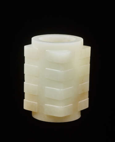 A BEAUTIFUL AND RARE MINIATURE CONG IN RESPLENDENT WHITE JADE DECORATED WITH REGULAR, WELL-CARVED BANDS ON THE CORNERS - photo 2