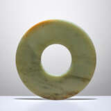 A SMOOTHLY POLISHED BI DISC WITH SHINY SURFACES CARVED FROM GREEN JADE WITH BROWN STRIPES - фото 4