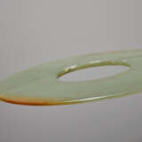 A SMOOTHLY POLISHED BI DISC WITH SHINY SURFACES CARVED FROM GREEN JADE WITH BROWN STRIPES - photo 2