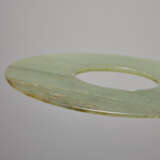 A SMOOTHLY POLISHED BI DISC WITH SHINY SURFACES CARVED FROM GREEN JADE WITH BROWN STRIPES - фото 3