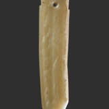 A FINELY CARVED SMALL GE DAGGER-AXE IN YELLOWISH JADE WITH DELICATE GROOVES - фото 1