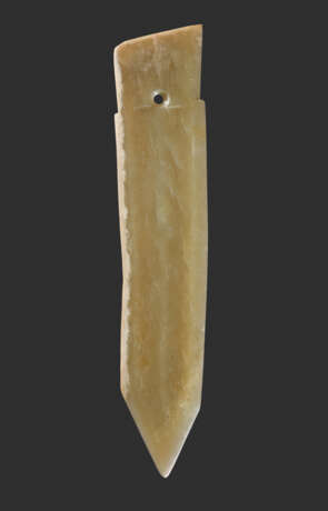 A FINELY CARVED SMALL GE DAGGER-AXE IN YELLOWISH JADE WITH DELICATE GROOVES - Foto 2