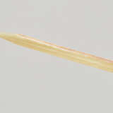A FINELY CARVED SMALL GE DAGGER-AXE IN YELLOWISH JADE WITH DELICATE GROOVES - Foto 4
