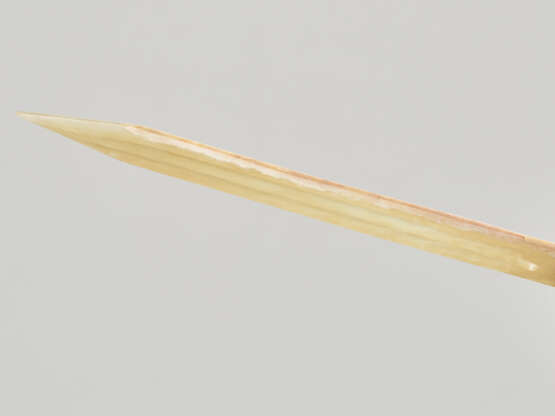 A FINELY CARVED SMALL GE DAGGER-AXE IN YELLOWISH JADE WITH DELICATE GROOVES - photo 4
