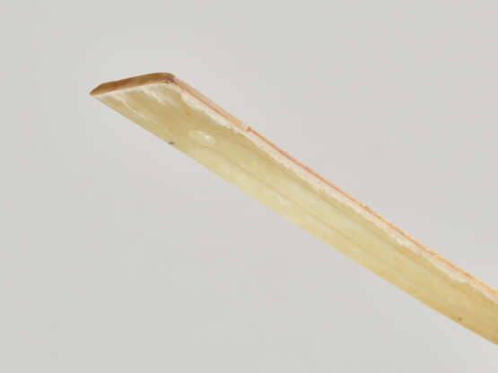 A FINELY CARVED SMALL GE DAGGER-AXE IN YELLOWISH JADE WITH DELICATE GROOVES - photo 5
