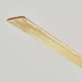 A FINELY CARVED SMALL GE DAGGER-AXE IN YELLOWISH JADE WITH DELICATE GROOVES - Foto 5