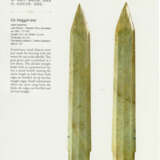 A FINELY CARVED SMALL GE DAGGER-AXE IN YELLOWISH JADE WITH DELICATE GROOVES - photo 7