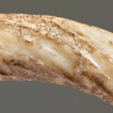 AN ORNAMENTAL RING IN PARTLY CALCIFIED WHITE JADE DECORATED WITH THE “TWISTED ROPE” PATTERN - photo 5