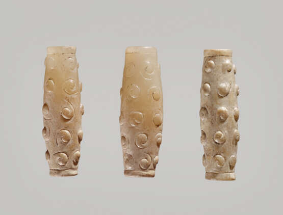THREE TINY BI-CONICAL BEADS IN WHITE JADE WITH DELICATELY CARVED SCROLLS IN RELIEF - фото 2