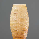 A SUPERB BARREL-SHAPED BEAD IN WHITE JADE WITH MASK MOTIFS AND CURLS IN RELIEF - Foto 1
