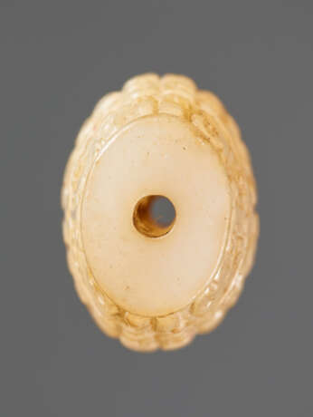 A SUPERB BARREL-SHAPED BEAD IN WHITE JADE WITH MASK MOTIFS AND CURLS IN RELIEF - Foto 3