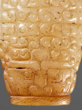 A SUPERB BARREL-SHAPED BEAD IN WHITE JADE WITH MASK MOTIFS AND CURLS IN RELIEF - Foto 5