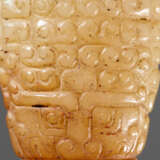 A SUPERB BARREL-SHAPED BEAD IN WHITE JADE WITH MASK MOTIFS AND CURLS IN RELIEF - Foto 5