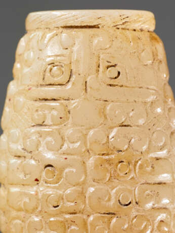 A SUPERB BARREL-SHAPED BEAD IN WHITE JADE WITH MASK MOTIFS AND CURLS IN RELIEF - Foto 6