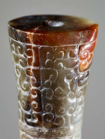A HOURGLASS-SHAPED BEAD IN GREEN JADE WITH A DENSE PANHUI PATTERN OF SWARMING CURLS - photo 5