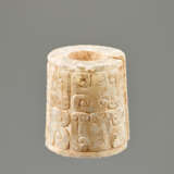 AN INTERESTING THICK EARRING OF THE JUE TYPE IN PARTLY CALCIFIED WHITE JADE DECORATED WITH STYLIZED DRAGON HEADS - Foto 1