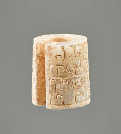 AN INTERESTING THICK EARRING OF THE JUE TYPE IN PARTLY CALCIFIED WHITE JADE DECORATED WITH STYLIZED DRAGON HEADS - Foto 2