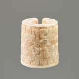 AN INTERESTING THICK EARRING OF THE JUE TYPE IN PARTLY CALCIFIED WHITE JADE DECORATED WITH STYLIZED DRAGON HEADS - Foto 3