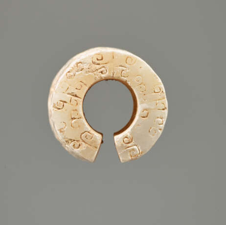 AN INTERESTING THICK EARRING OF THE JUE TYPE IN PARTLY CALCIFIED WHITE JADE DECORATED WITH STYLIZED DRAGON HEADS - Foto 4