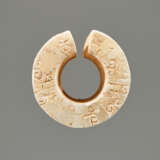 AN INTERESTING THICK EARRING OF THE JUE TYPE IN PARTLY CALCIFIED WHITE JADE DECORATED WITH STYLIZED DRAGON HEADS - Foto 5