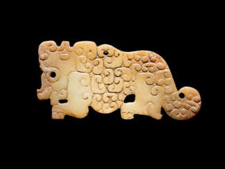 A SMALL, FLAT TIGER-SHAPED PENDANT IN WHITE JADE DECORATED WITH A JUANYUN PATTERN OF SCROLLS