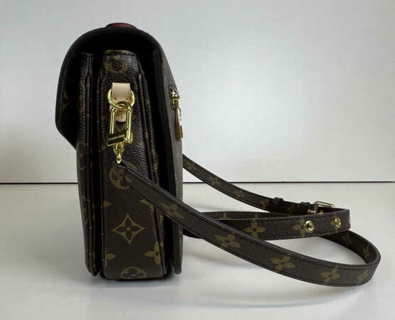 LOUIS VUITTON Pochette Métis Beliebte Tasche aus braunem Canvas, mit klassischem Louis Vuitton Monogram. - photo 4