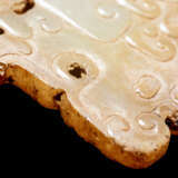 A SMALL, FLAT TIGER-SHAPED PENDANT IN WHITE JADE DECORATED WITH A JUANYUN PATTERN OF SCROLLS - Foto 6