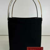CARTIER Trinity Vintage Tasche aus schwarzem Stoff, Innenseite rotes Wildleder und Metallgriffe. - photo 2