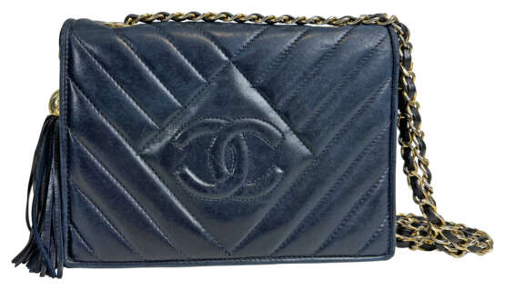CHANEL Vintage Tasche aus dunkelblauem Lammleder, mit goldfarbenen Metallapplikationen und Logo auf der Vorderseite. - фото 1