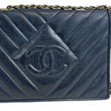CHANEL Vintage Tasche aus dunkelblauem Lammleder, mit goldfarbenen Metallapplikationen und Logo auf der Vorderseite. - Foto 1