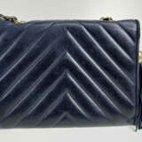 CHANEL Vintage Tasche aus dunkelblauem Lammleder, mit goldfarbenen Metallapplikationen und Logo auf der Vorderseite. - photo 3
