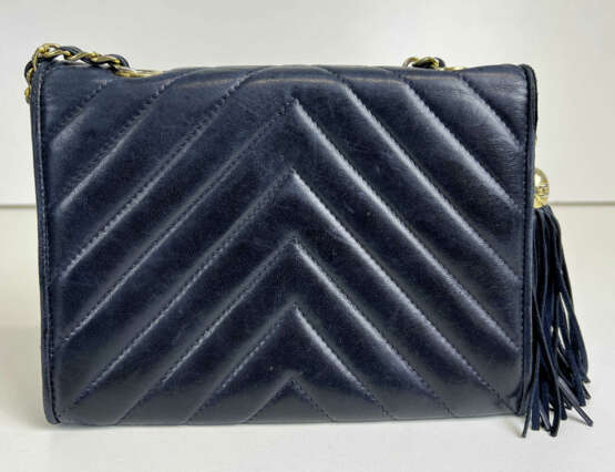 CHANEL Vintage Tasche aus dunkelblauem Lammleder, mit goldfarbenen Metallapplikationen und Logo auf der Vorderseite. - фото 3