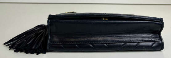 CHANEL Vintage Tasche aus dunkelblauem Lammleder, mit goldfarbenen Metallapplikationen und Logo auf der Vorderseite. - photo 5