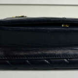CHANEL Vintage Tasche aus dunkelblauem Lammleder, mit goldfarbenen Metallapplikationen und Logo auf der Vorderseite. - photo 5