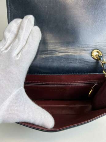 CHANEL Vintage Tasche aus dunkelblauem Lammleder, mit goldfarbenen Metallapplikationen und Logo auf der Vorderseite. - photo 6