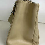 CHANEL Grand Shopping Tote Bag aus Kaviarleder in beige, Diamant-Absteppung und silberfarbene Beschläge. - Foto 5