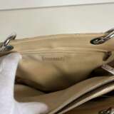 CHANEL Grand Shopping Tote Bag aus Kaviarleder in beige, Diamant-Absteppung und silberfarbene Beschläge. - photo 6