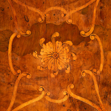 A GEORGE III YEW-WOOD, PADOUK AND MARQUETRY COMMODE - фото 5