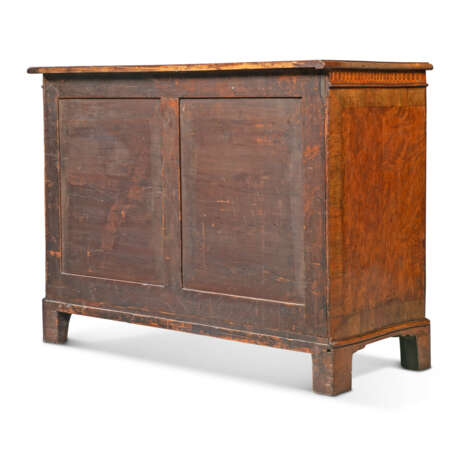 A GEORGE III YEW-WOOD, PADOUK AND MARQUETRY COMMODE - Foto 6